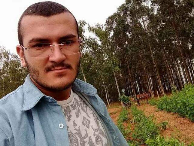 Homem mata rapaz de 27 anos com cinco tiros e foge