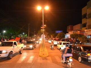 Avenida do município congestionada na madrugada desta quinta.