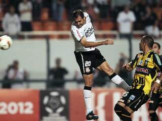 Danilo sobe e cabeceia para marcar pelo Corinthians (Foto: Ari Ferreira/Lancenet)