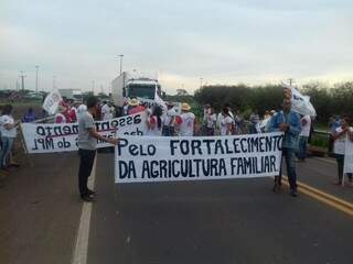 Manifestantes com cartazes no meio da BR-163 (Foto: PRF/Divulgação)