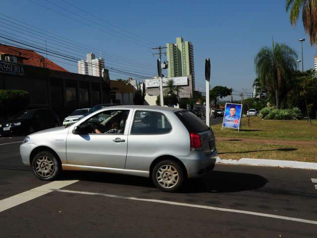  Cavalete de propaganda atrapalha tr&acirc;nsito na Afonso Pena, reclamam motoristas