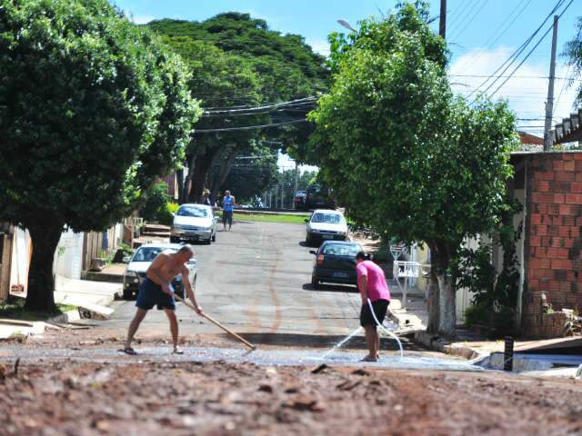 Moradores fazem mutir&atilde;o de limpeza no Coophatrabalho ap&oacute;s chuva
