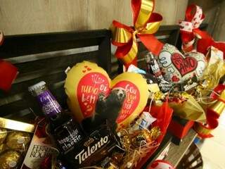 Bebidas, chocolates, cestas, estão entre os presentes da data. (Foto: André Bittar)