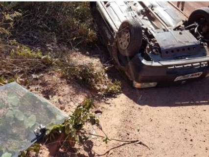 Carro capota em estrada vicinal e motorista morre esmagado 