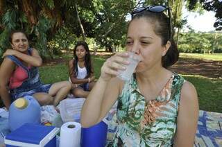 População procura tomar bastante água para amenizar o calor (Foto: Marcelo Calazans)