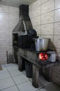 Churrasqueira e fogão a lenha garantem o sabor de comida caseira. (Foto: Kimberly Teodoro)