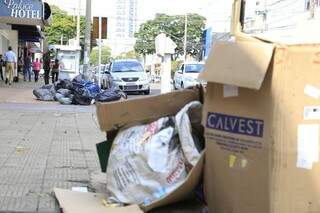Lixo está espalhado por todas as ruas centrais (Foto: Gerson Walber)