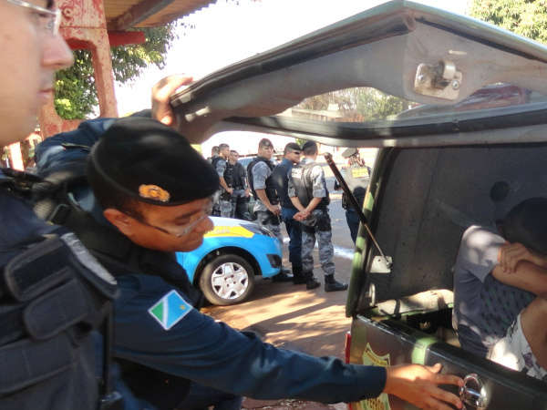  PM prende duas pessoas e apreende drogas em opera&ccedil;&atilde;o em bairro de Dourados 