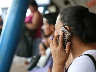 Mulher falando ao celular. (Foto: Arquivo) 