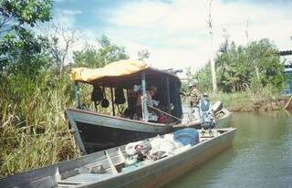 Primeiro imprevisto: a chalana que levaria a comida não conseguiu navegar e eles tiveram de retirar a carga. (Foto: Arquivo Pessoal)