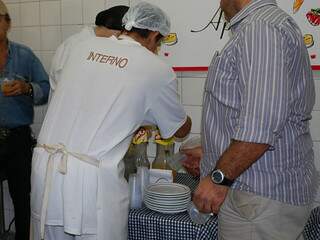 Preso no presídio agroindustrial da Gameleira, ele trabalha na cozinha do semiaberto (Foto: Simão Nogueira)