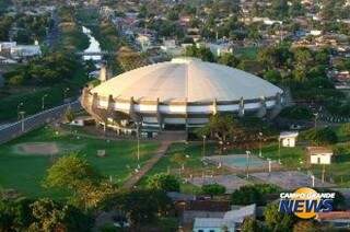 Inaugurado em 1984, o Ginásio de Esportes Guanandizão, em Campo Grande, está interditato desde 2013 (Foto: Arquivo)