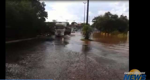 Leitor registra Avenida Capibaribe alagada no Jardim Im&aacute;