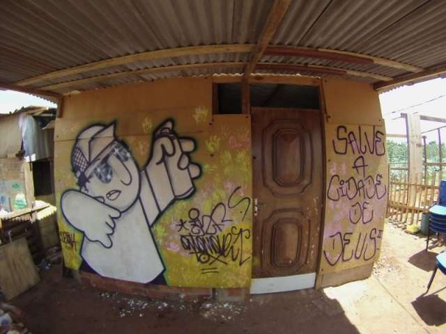 Grupo ensina grafite na Cidade de Deus para evitar que meninos virem pichadores
