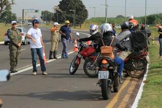 Para comemorar o dia do motociclista uma abordagem educativa foi realizada na Duque de Caxias (Foto: Marina Pacheco)