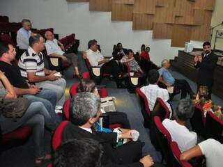 Várias conversaram sobre a situação, entre elas o promotor Sérgio Harfouche (em pé) e o deputado federal Edson Giroto e o deputado estadual Pedro Kemp  (Foto: João Garrigó)