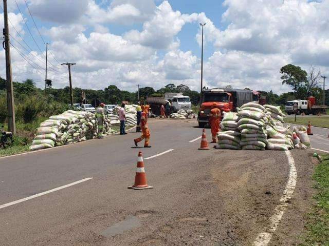 Carreta carregada com sacos de sementes tomba em rotat&oacute;ria 