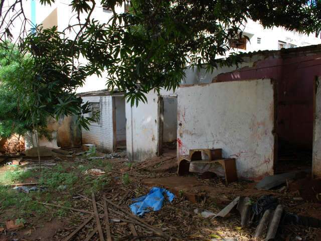  Idosa volta morar na &ldquo;casa rosa&rdquo;, conhecida por abrigar bandidos