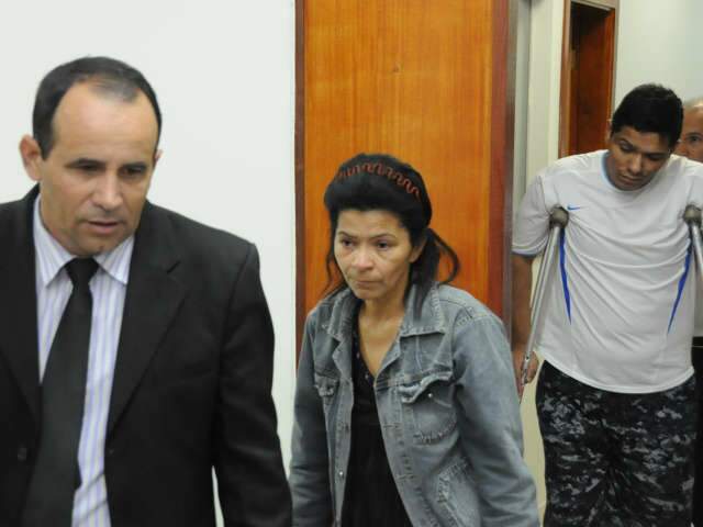  M&atilde;e e filho suspeitos de matarem homem se apresentam e alegam leg&iacute;tima defesa