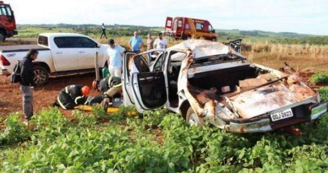 Cinco pessoas da mesma fam&iacute;lia ficam feridas em capotagem 