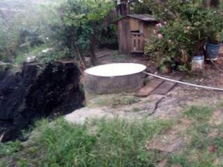 Erosão avança sobre casas em Coronel Sapucaia; famílias serão levadas para abrigo público (Foto: divulgação)