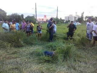 Corpo da outra vítima foi deixado num terreno coberto por pastagem (Foto: Ponta Porã Informa)