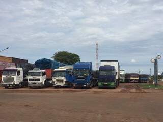 Caminhões estacionados em frente à aduana em Ponta Porã; local já tem pouco espaço e com a greve problema se agrava (Foto: Divulgação)