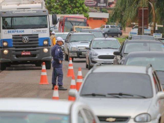Tr&acirc;nsito fica bloqueado em ruas e avenidas entre hoje e amanh&atilde;