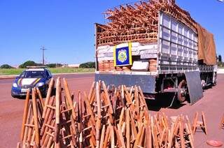 Caminhão carregado de bancos de madeira transportava também 15 toneladas de maconha; apreensão ocorreu em maio (Foto: Eliel Oliveira)