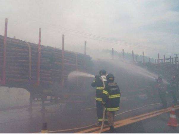 Carreta carregada com eucalipto pega fogo e mobiliza bombeiros na BR-158