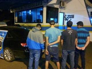 Os quatro homens presos na noite de ontem em Amambai (Foto: Divulgação/PMR)