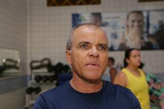 Valdir mudou de vida após começar a fazer exercício, aos 50 anos. (Foto: Kísie Ainoã)