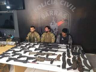 Em coletiva de imprensa, armas apreendidas com Marcelo Rios foram expostas (Foto: Clayton Neves)
