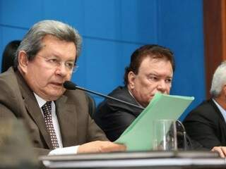 À direita, o deputado Onevan de Matos, com Maurício Picarelli, ambos do PSDB.(Foto: Roberto Higa e Victor Chileno/ALMS)