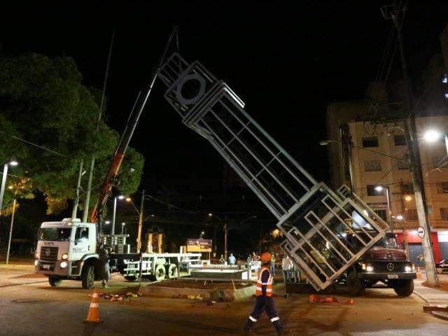 Comerciantes estendem hor&aacute;rio para ver chegada de rel&oacute;gio na 14 de Julho