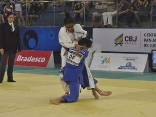 De kimono branco, Alexia Nascimento enfrenta adversário do DF em torneio (Foto: Cristiane Ishizava/Judô Nacional)
