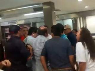 Deputado foi abordado por manifestantes no Aeroporto de Campo Grande. (Foto: Reprodução Vídeo).