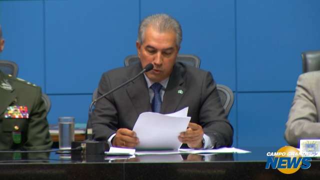 Governo anuncia corte de pelo menos duas secretarias e demiss&atilde;o de comissionados