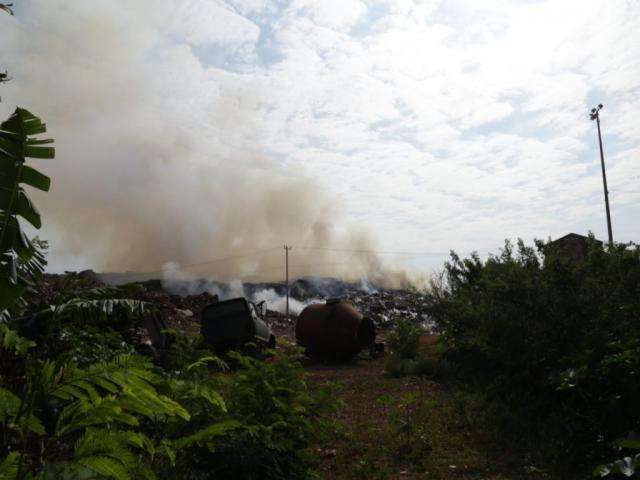 Inc&ecirc;ndio atinge dep&oacute;sito de res&iacute;duos desde a madrugada na Capital