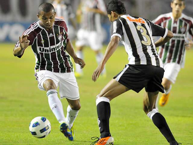  Com um a menos, Flu marca aos 50 do segundo tempo e bate o Santos