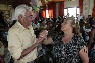 Maria Luíza e Paulo Pereira noivaram hoje, durante as comemorações. (Foto: Cleber Gellio)