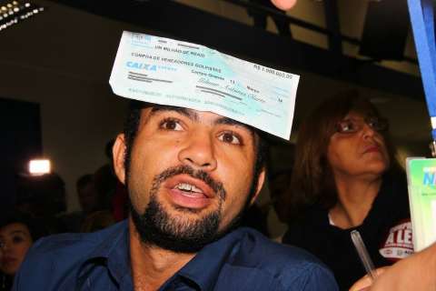Manifestantes levam cheques "gigantes" no protesto na Câmara