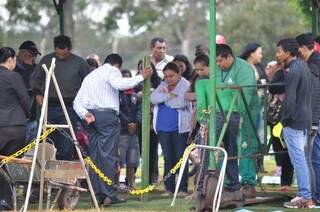 Familiares e amigos acompanharam o sepultamento de Claudio (Foto:Marcelo Calazans)