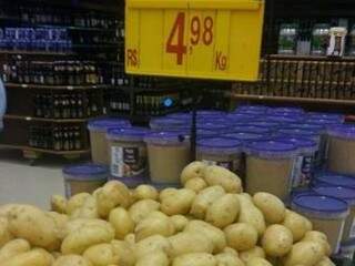 No Walmart, o consumidor encontra o quilo da batata por R$4,98 (Foto: Direto das Ruas)
