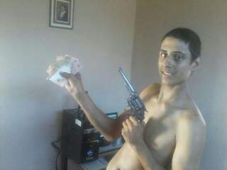 Joel se exibe com dinheiro obtido com roubo e arma no Facebook (Foto: reprodução/Facebook)