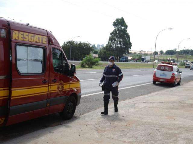 Picada por cobra em s&iacute;tio, v&iacute;tima &eacute; socorrida na estrada pelos bombeiros
