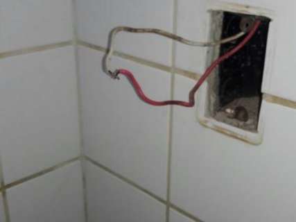 Pacientes acham fios soltos no interruptor de luz em banheiro de posto de saúde