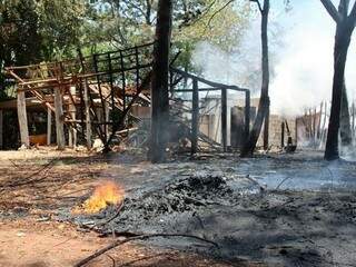 Incêndio destruiu barracão e vegetação ao redor (Foto: Da Hora Bataguassu)