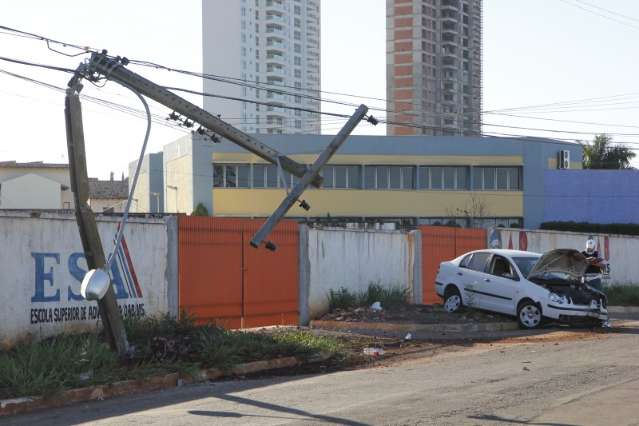 Motorista perde controle e bate carro em poste na Ant&ocirc;nio Maria Coelho