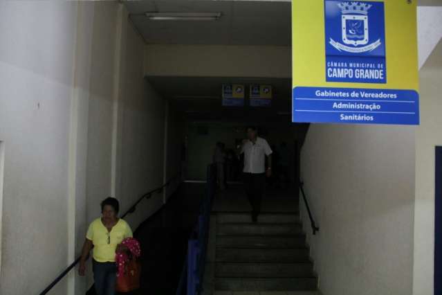 Transformador estoura e deixa C&acirc;mara Municipal funcionando &agrave; meia luz